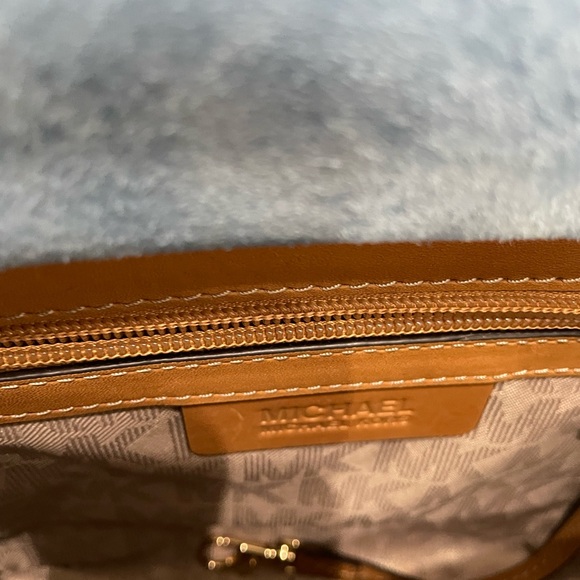 Authentic Michael Kors Romy Crossbody - Picture 7 of 10